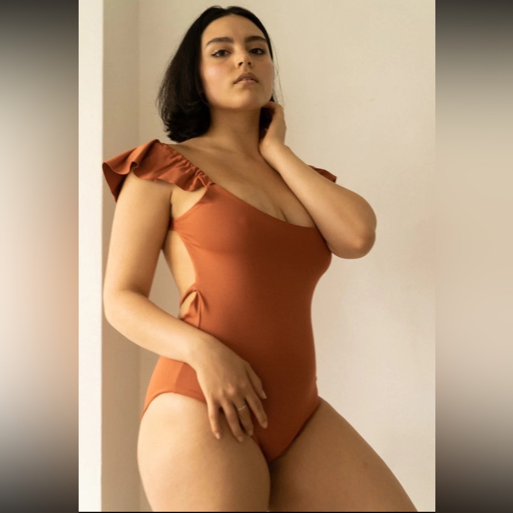 Londre Ruffle Cheeky Minimalist One piece swimsuit Swim Small BNWT Clay